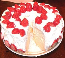 Chiffon cake with strawberries